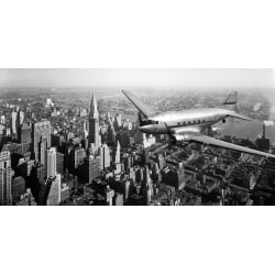 Quadro, stampa su tela. DC-4 in volo su Manhattan, New York